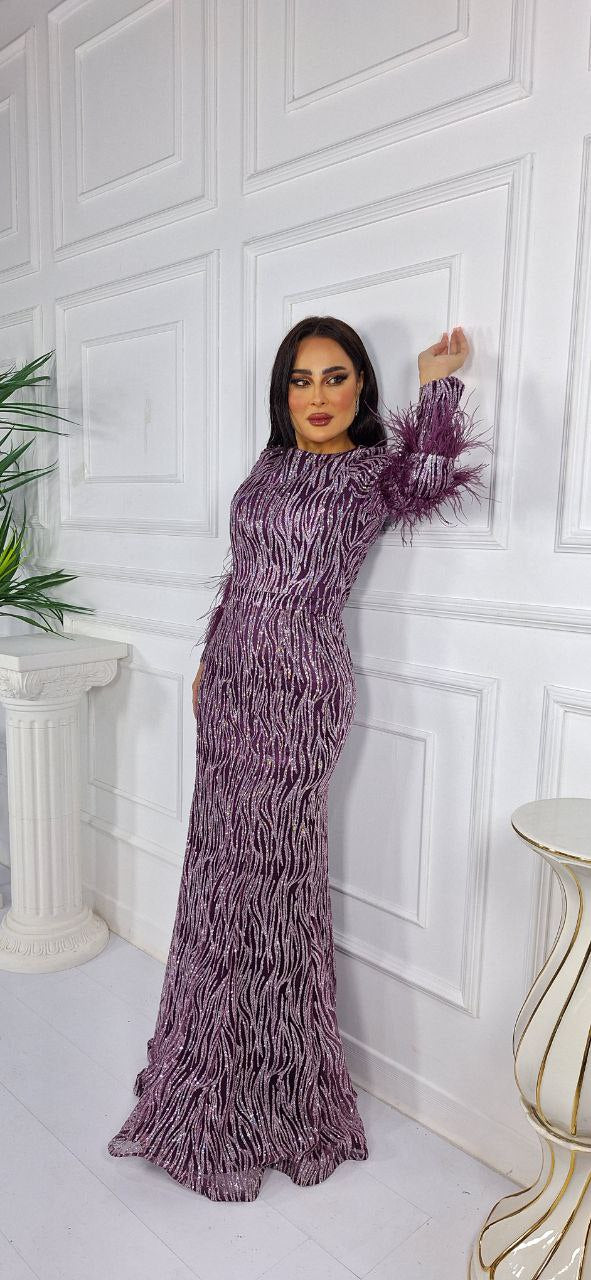 فستان تول جلتر مع ريش على الاكمام