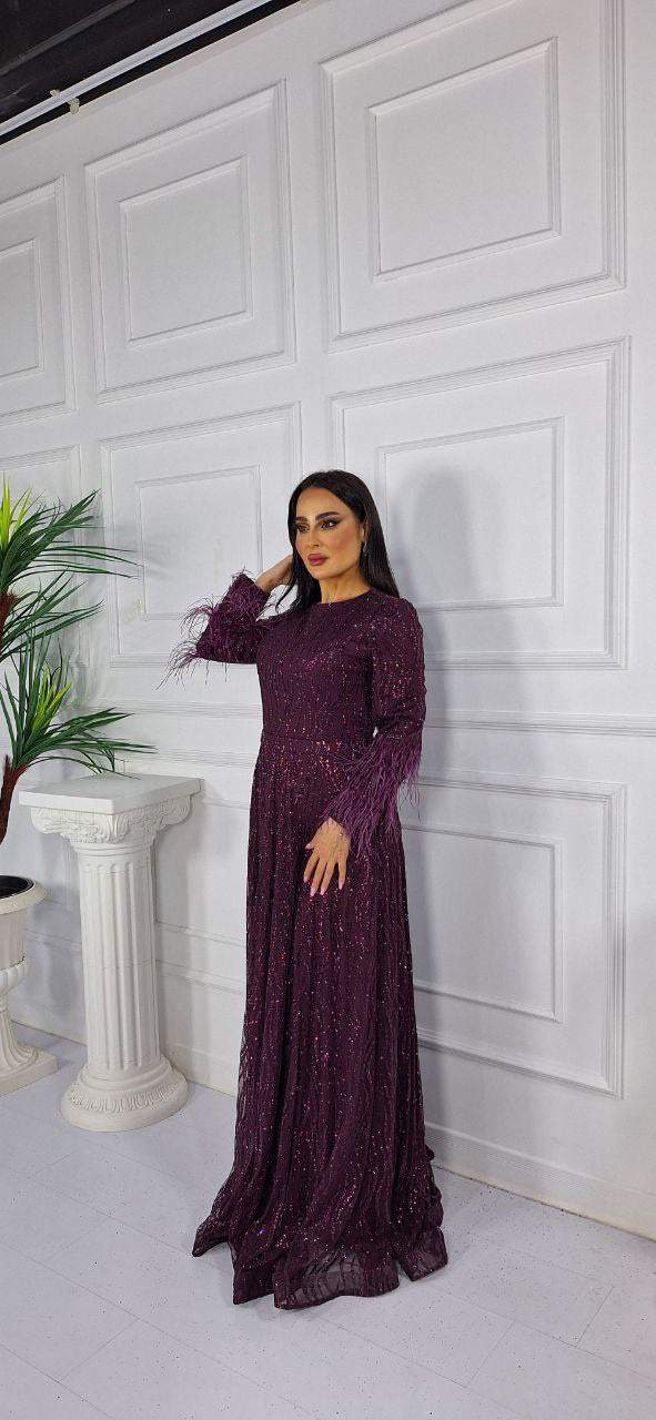 فستان تول جلتر مع ريش على الاكمام