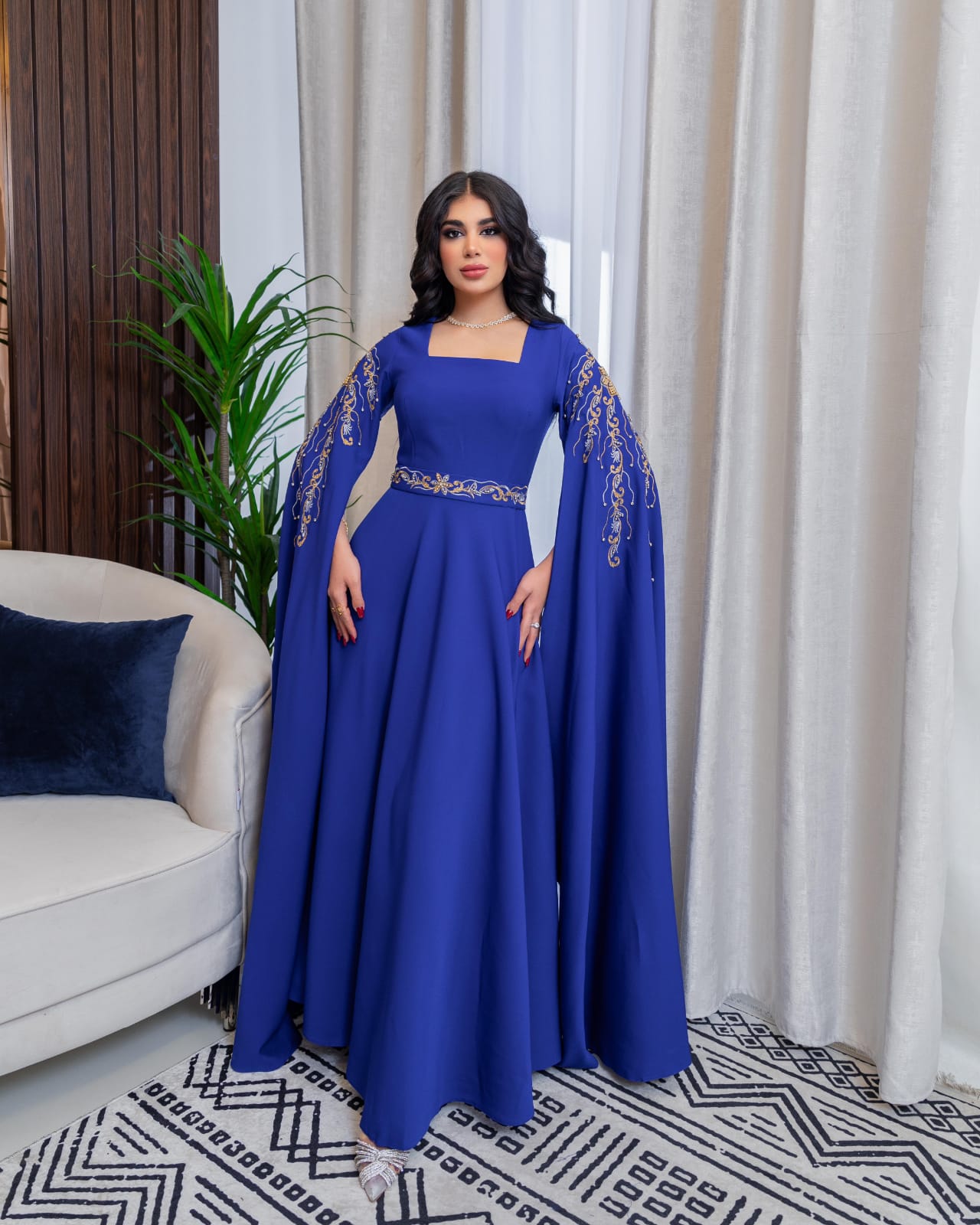 فستان بأكمام طويلة شك و تطريز