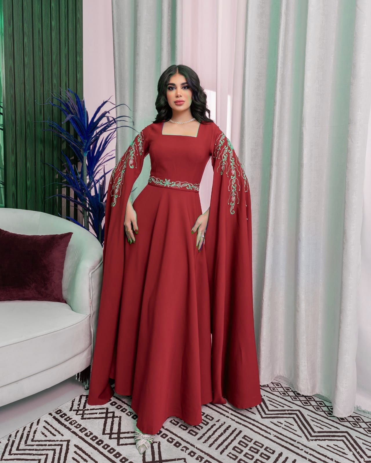 فستان بأكمام طويلة شك و تطريز