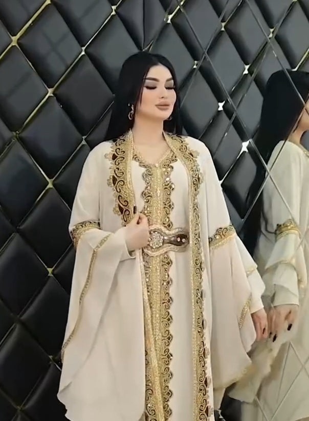 قفطان مذهب بأكمام واسعة