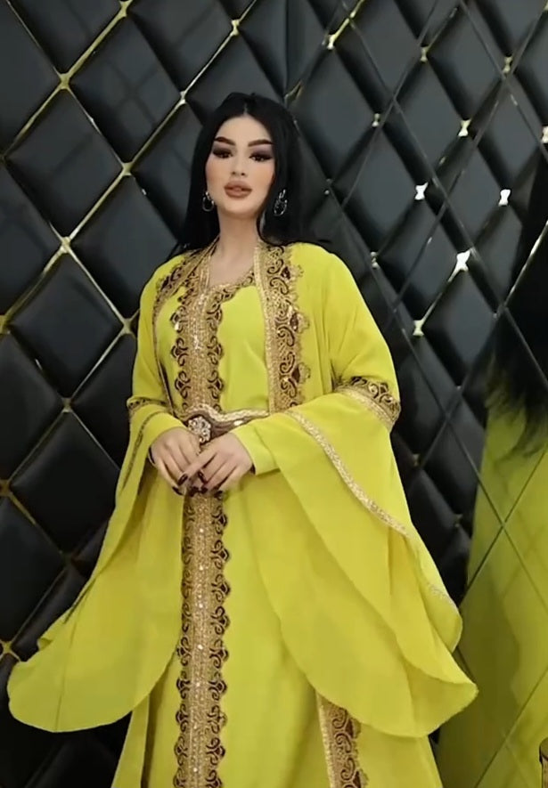 قفطان مذهب بأكمام واسعة