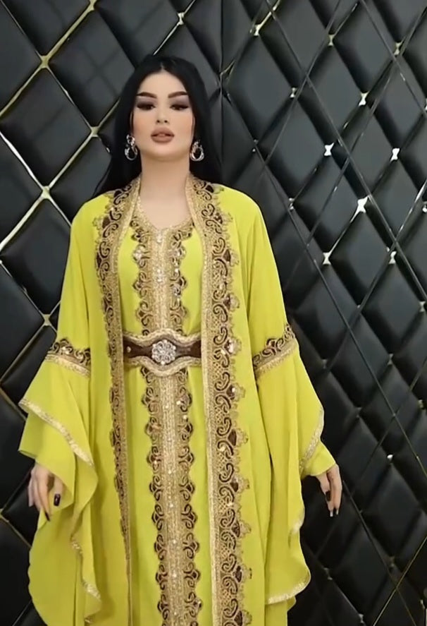 قفطان مذهب بأكمام واسعة