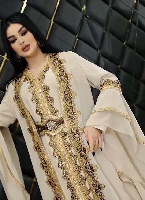 قفطان مذهب بأكمام واسعة