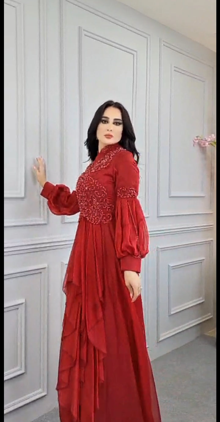 فستان احمر شيفون بكسرات مشغول