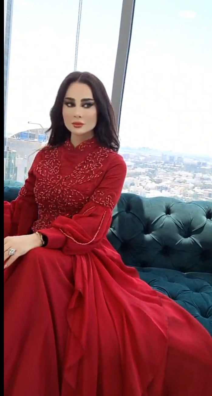 فستان احمر شيفون بكسرات مشغول