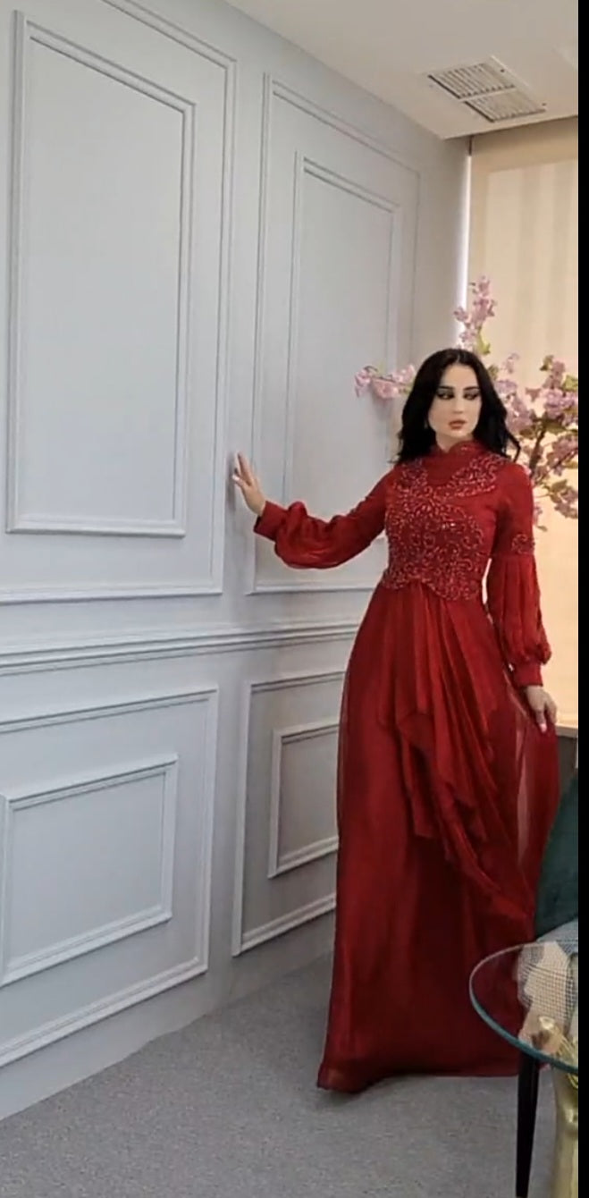 فستان احمر شيفون بكسرات مشغول
