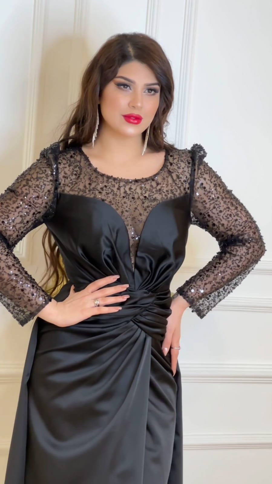 فستان سهرة ستان مع قماش مشغول