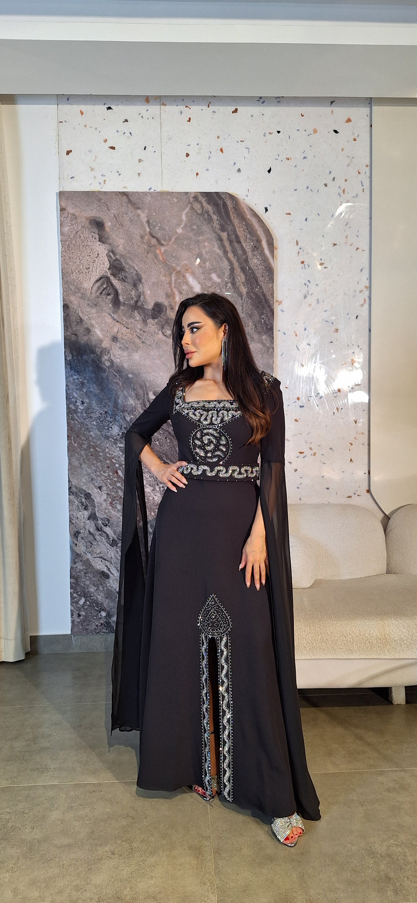 فستان أسود بأكمام شفافة